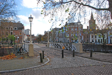 900076 Gezicht op de Weerdbrug te Utrecht, vanaf de Bemuurde Weerd O.Z., met op de achtergrond de Oudegracht en de Zandbrug.